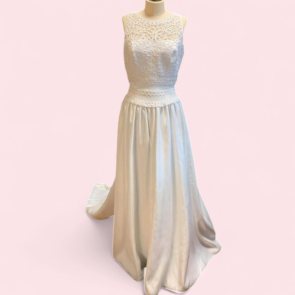 Deadstock White Lace & Satin Wedding Gown with Train Size 2-4